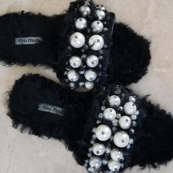 FURRY BLACK SLIPPERS WITH WHITE PEARLS US 9 - Picture 2 of 7